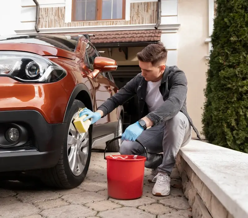 Lavage auto à domicile Saint-Aubin-sur-Scie : professionnel intervenant sur un véhicule